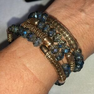 MEMORY WIRE BLUE BEADED AND GOLD ACCENT BRACELET